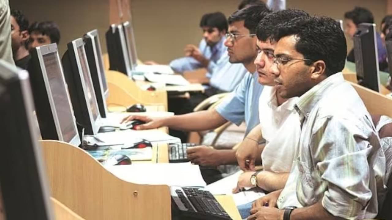 Income Tax: মাসে ৫০ হাজার টাকার কম আয়? আয়কর রিটার্ন ফাইল করতে হবে কী?