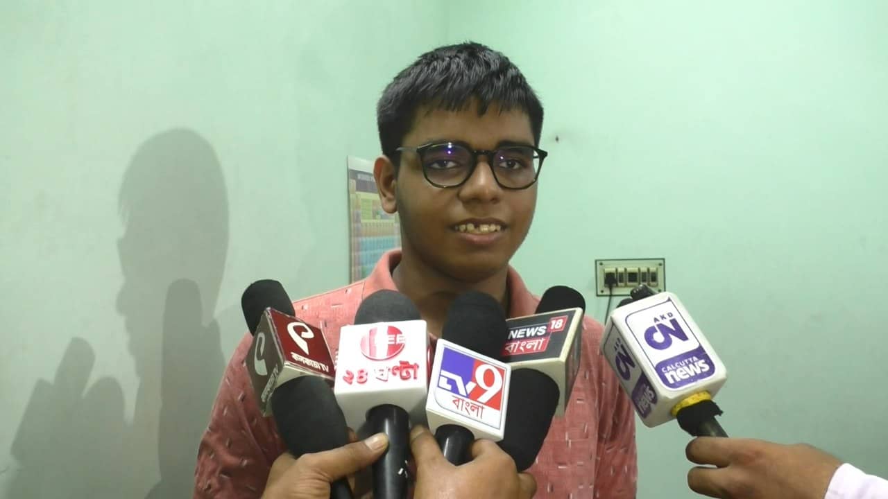 Joint Entrance Result: ‘পড়াশোনা ছাড়া বিশেষ কিছু করতাম না’, জয়েন্টে প্রথম হয়ে প্রথম প্রতিক্রিয়ায় বলছে কিংশুক