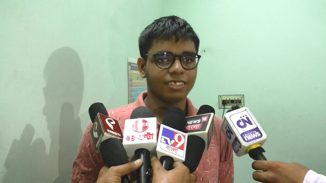 Joint Entrance Result: ‘পড়াশোনা ছাড়া বিশেষ কিছু করতাম না’, জয়েন্টে প্রথম হয়ে প্রথম প্রতিক্রিয়ায় বলছে কিংশুক Joint Entrance Result: ‘পড়াশোনা ছাড়া বিশেষ কিছু করতাম না’, জয়েন্টে প্রথম হয়ে প্রথম প্রতিক্রিয়ায় বলছে কিংশুক