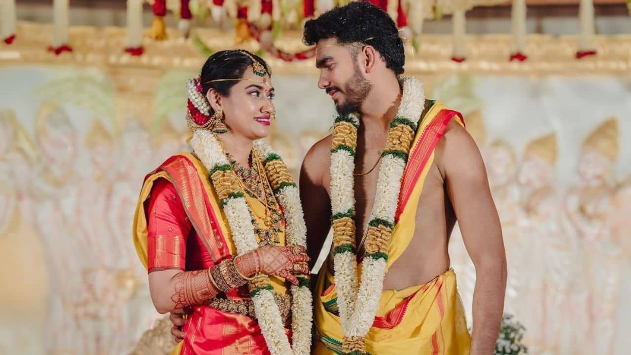Venkatesh Iyer: ভিডিয়ো: গবগব করে খাচ্ছিলেন, ক্যামেরা সামনে আসতেই KKR তারকা ভেঙ্কটেশ যা করলেন...