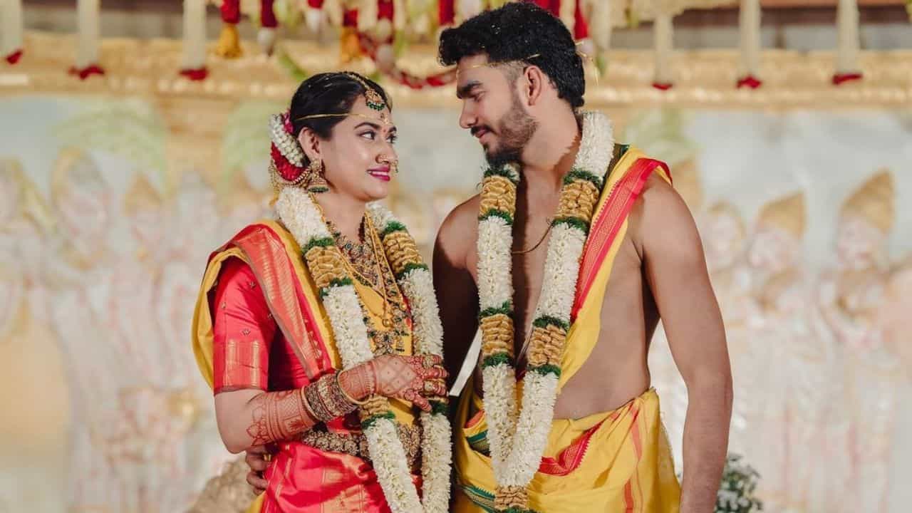 Venkatesh Iyer: ভিডিয়ো: গবগব করে খাচ্ছিলেন, ক্যামেরা সামনে আসতেই KKR তারকা ভেঙ্কটেশ যা করলেন... Venkatesh Iyer: ভিডিয়ো: গবগব করে খাচ্ছিলেন, ক্যামেরা সামনে আসতেই KKR তারকা ভেঙ্কটেশ যা করলেন...