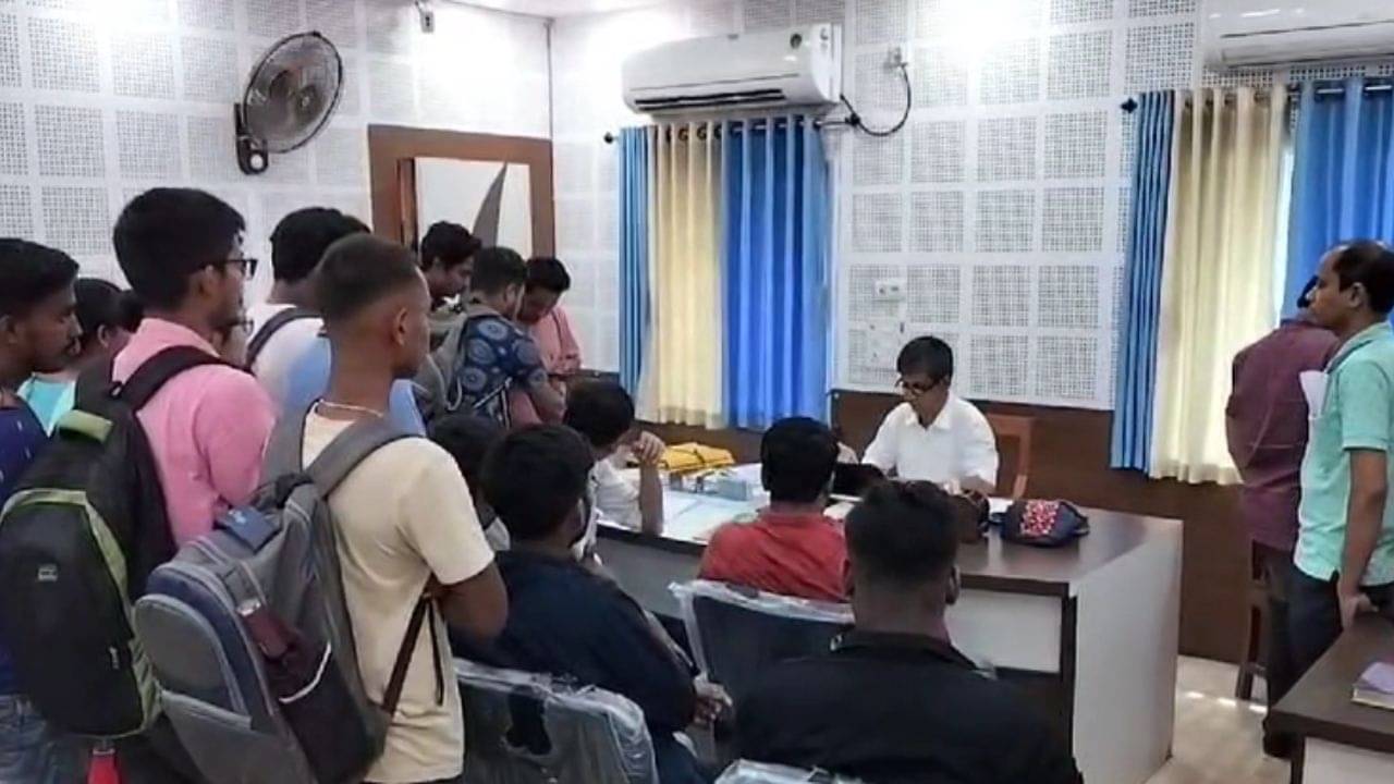 Katwa: তাঁদের বাড়িতে টিউশন পড়তে যাননি, ১১ জন পড়ুয়াকে ফেল করিয়ে দিলেন তিন অধ্যাপক