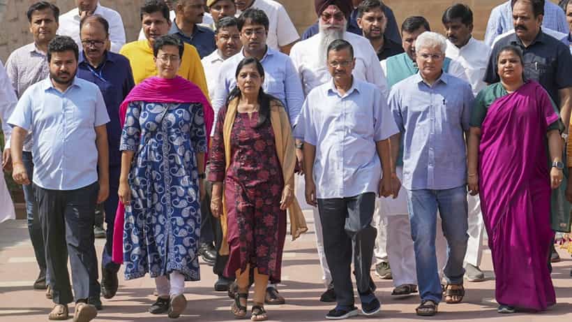 Arvind Kejriwal surrenders: হনুমান মন্দির ঘুরে, বাবা-মায়ের আশীর্বাদ নিয়ে, তিহারে আত্মসমর্পণ কেজরীবালের