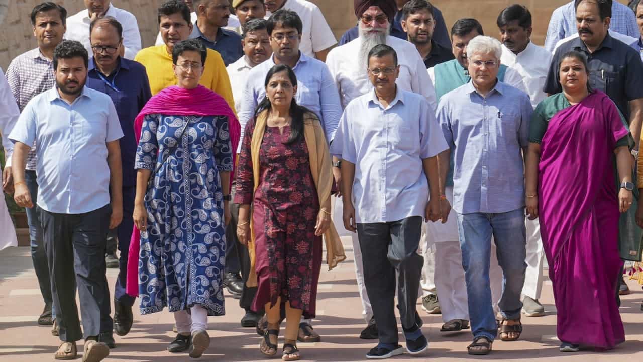 Arvind Kejriwal surrenders: হনুমান মন্দির ঘুরে, বাবা-মায়ের আশীর্বাদ নিয়ে, তিহারে আত্মসমর্পণ কেজরীবালের Arvind Kejriwal surrenders: হনুমান মন্দির ঘুরে, বাবা-মায়ের আশীর্বাদ নিয়ে, তিহারে আত্মসমর্পণ কেজরীবালের