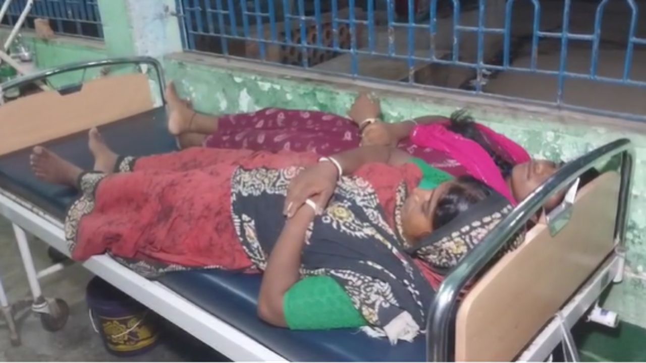South 24 Parganas: বাড়িতে ঢুকে তৃণমূলের মহিলা কর্মীকে 'মার', বাঁচাতে গিয়ে আক্রান্ত মেয়ে South 24 Parganas: বাড়িতে ঢুকে তৃণমূলের মহিলা কর্মীকে 'মার', বাঁচাতে গিয়ে আক্রান্ত মেয়ে