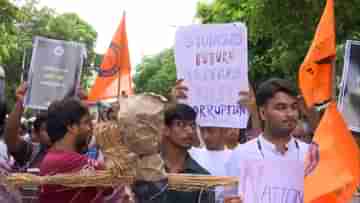 NEET বিতর্কে এবার রাস্তায় নামল ABVP, কলেজ স্ট্রিটের রাস্তায় জ্বলল কুশপুতুল