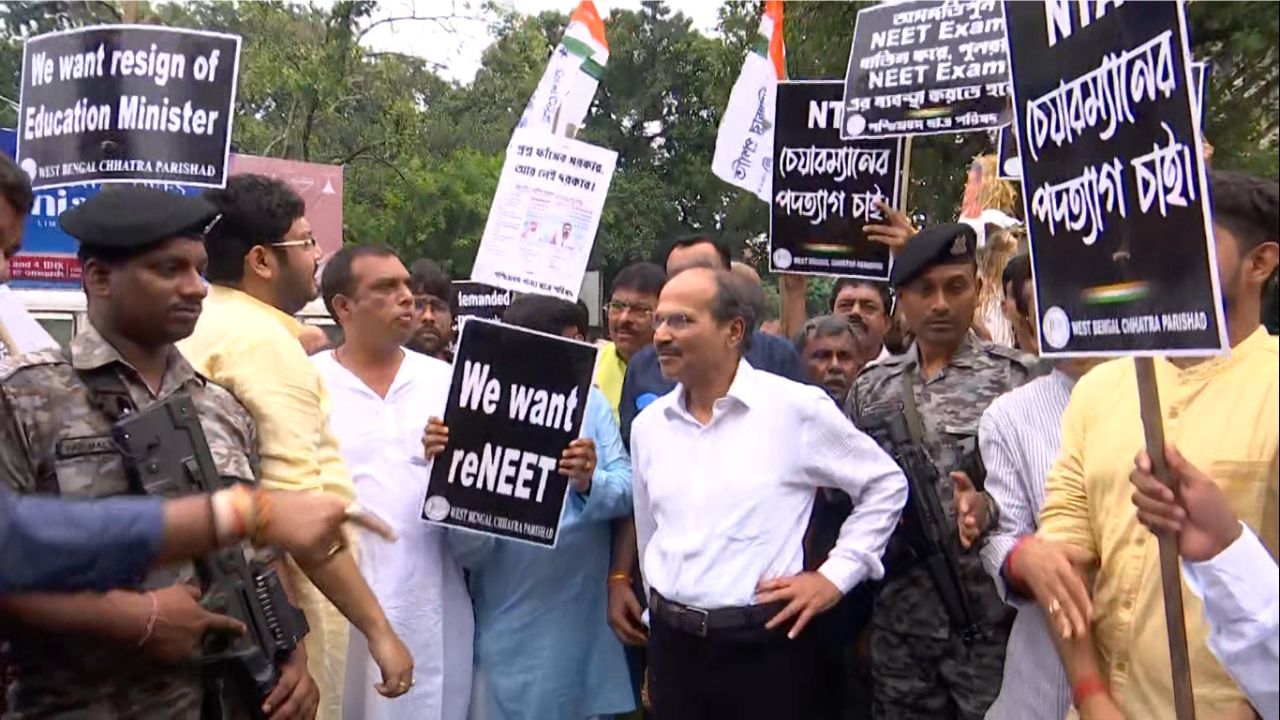 Adhir Ranjan Chowdhury: NEET ইস্যুতে কলকাতার রাজপথে বিক্ষোভ কংগ্রেসের, জ্বলল কুশপুতুল, নেতৃত্বে সেই অধীরই