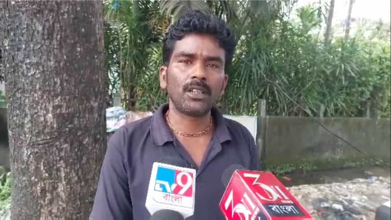 Alipurduar: জামাইয়ের দিকে তেড়ে গেলেন ক্ষিপ্ত শ্বশুরমশাই! তারপরই কেলেঙ্কারি... Alipurduar: জামাইয়ের দিকে তেড়ে গেলেন ক্ষিপ্ত শ্বশুরমশাই! তারপরই কেলেঙ্কারি...