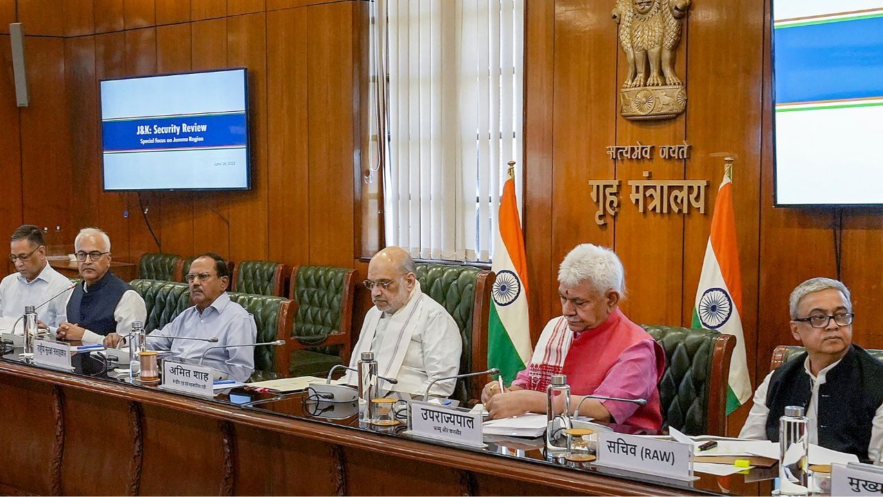 জম্মুতেও এবার 'জিরো টেরর প্ল্যান', কড়া নির্দেশ স্বরাষ্ট্রমন্ত্রীর, কী হবে উপত্যকায়? জম্মুতেও এবার 'জিরো টেরর প্ল্যান', কড়া নির্দেশ স্বরাষ্ট্রমন্ত্রীর, কী হবে উপত্যকায়?