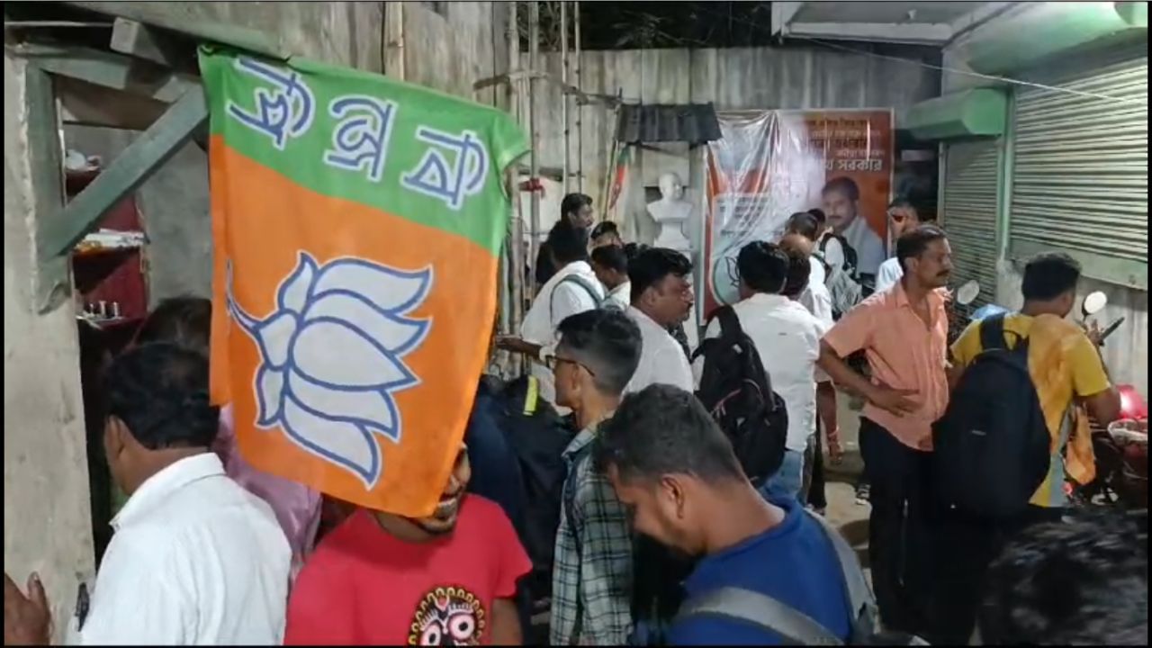 Bengal BJP: কাউন্টিং এজেন্টদের 'নিরাপদ আশ্রয়ে' তুলে আনল বিজেপি, কীসের শঙ্কা পদ্মে Bengal BJP: কাউন্টিং এজেন্টদের 'নিরাপদ আশ্রয়ে' তুলে আনল বিজেপি, কীসের শঙ্কা পদ্মে