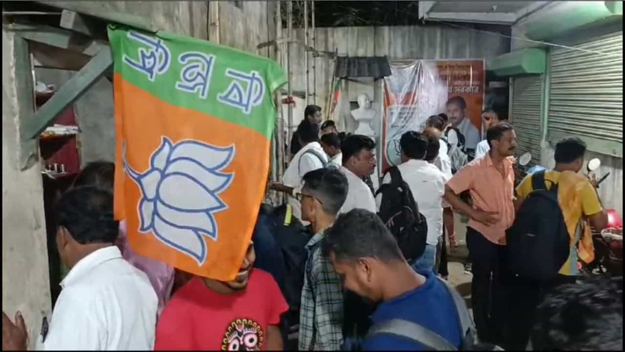 Bengal BJP: কাউন্টিং এজেন্টদের 'নিরাপদ আশ্রয়ে' তুলে আনল বিজেপি, কীসের শঙ্কা পদ্মে Bengal BJP: কাউন্টিং এজেন্টদের 'নিরাপদ আশ্রয়ে' তুলে আনল বিজেপি, কীসের শঙ্কা পদ্মে