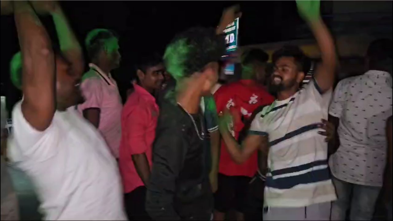 Basirhat: তপ্ত সন্দেশখালি, ভোট মিটতেই বসিরহাটের অন্য প্রান্তে উড়ল সবুজ আবির Basirhat: তপ্ত সন্দেশখালি, ভোট মিটতেই বসিরহাটের অন্য প্রান্তে উড়ল সবুজ আবির