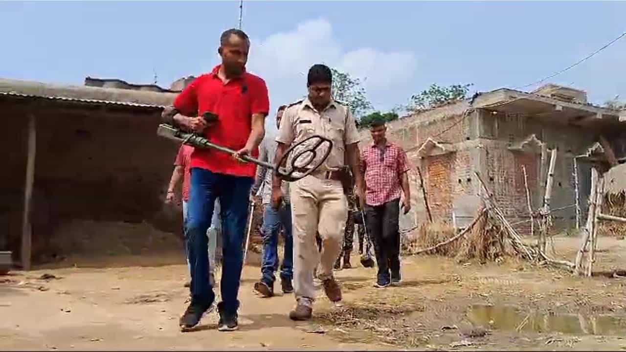Birbhum Police: ভোট গণনার আগে গ্রামে ঢুকল মেটাল ডিটেক্টর! বিশেষ অভিযান বীরভূম পুলিশের অ্যান্টি সাবোটাজ টিমের Birbhum Police: ভোট গণনার আগে গ্রামে ঢুকল মেটাল ডিটেক্টর! বিশেষ অভিযান বীরভূম পুলিশের অ্যান্টি সাবোটাজ টিমের