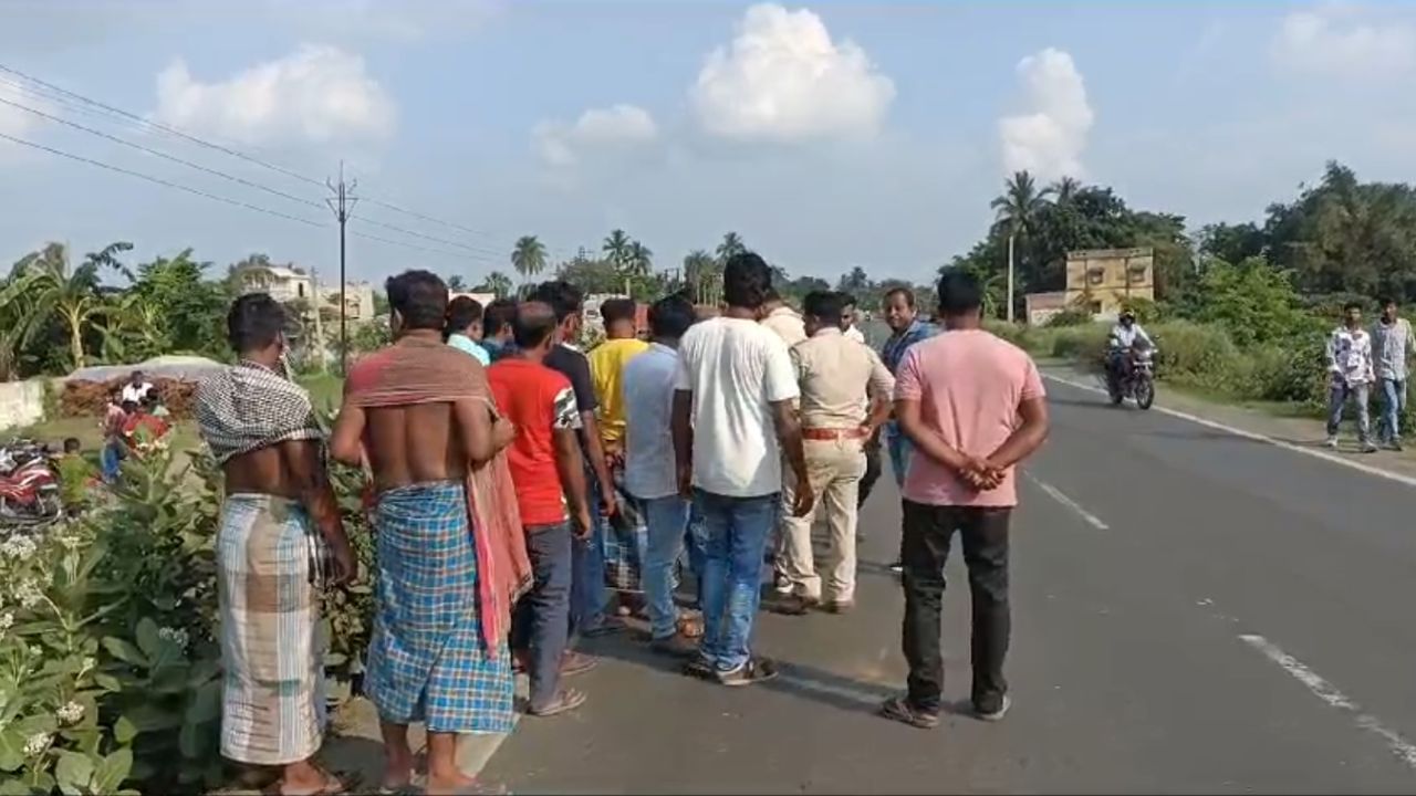 Murshidabad: 'পঞ্চায়েত ভোটের পর থেকেই টার্গেট', TMC নেতার বাড়ির সামনে বোমাবাজির অভিযোগ Murshidabad: 'পঞ্চায়েত ভোটের পর থেকেই টার্গেট', TMC নেতার বাড়ির সামনে বোমাবাজির অভিযোগ