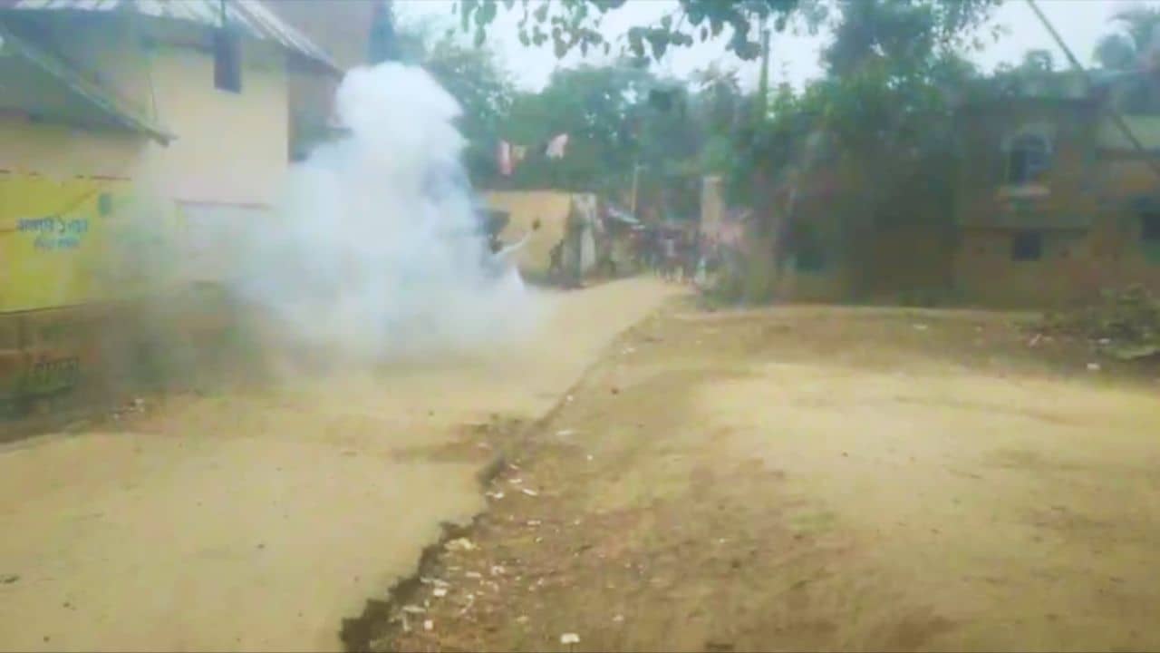 Birbhum: এলাকা দখলের লড়াইয়ে তপ্ত পাড়ুই, মুড়ি-মুড়কির মতো পড়ল বোমা!