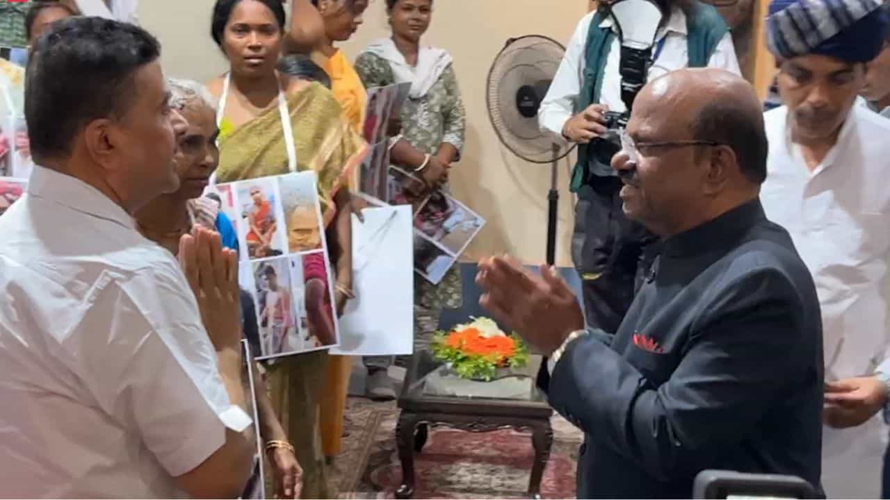 C V Ananda Bose: 'হিংসার বিরুদ্ধে একসঙ্গে লড়াই', বিজেপির ঘরছাড়াদের বার্তা বোসের C V Ananda Bose: 'হিংসার বিরুদ্ধে একসঙ্গে লড়াই', বিজেপির ঘরছাড়াদের বার্তা বোসের