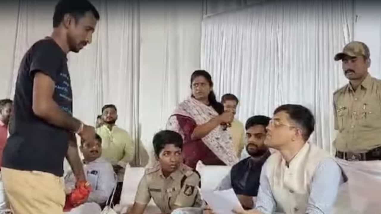 'প্লিজ বউ খুঁজে দিন, ১০ বছর ধরে চেষ্টা করছি', সরকারি ক্যাম্পে গিয়ে আজব আবদার 'প্লিজ বউ খুঁজে দিন, ১০ বছর ধরে চেষ্টা করছি', সরকারি ক্যাম্পে গিয়ে আজব আবদার