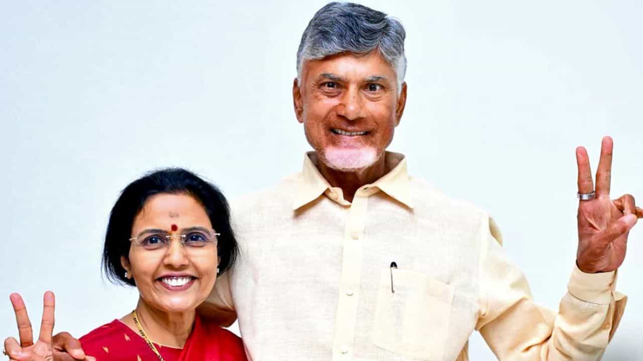 Chandrababu Naidu: ভোটের ফলের কামাল, ৫ দিনেই চন্দ্রবাবুর স্ত্রীর সম্পত্তি বাড়ল ৫৩৫ কোটি! Chandrababu Naidu: ভোটের ফলের কামাল, ৫ দিনেই চন্দ্রবাবুর স্ত্রীর সম্পত্তি বাড়ল ৫৩৫ কোটি!