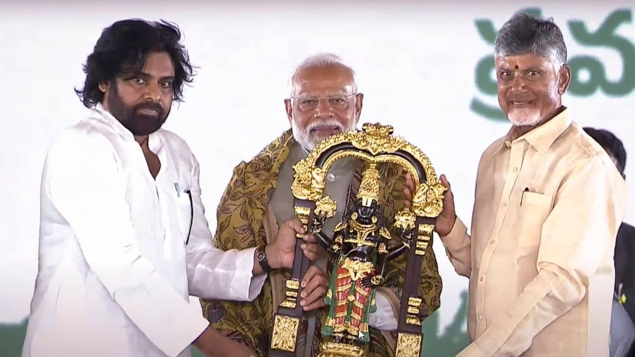 অন্ধ্র প্রদেশের মুখ্যমন্ত্রী হিসাবে শপথ নিলেন চন্দ্রবাবু, পিঠ চাপড়ে দিলেন প্রধানমন্ত্রী মোদী