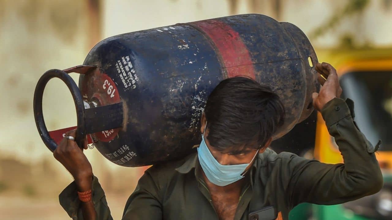 LPG Cylinder Price: সস্তা হচ্ছে রান্নার গ্যাস, এক ধাক্কায় কমল ৩১ টাকা