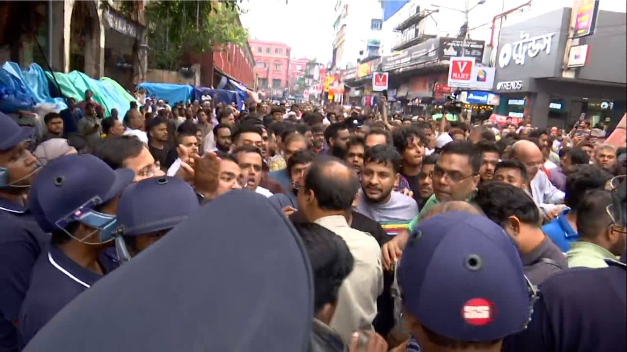 New Market: বন্ধ করা হল নিউ মার্কেট! দফায় দফায় উত্তেজনায় ধুন্ধুমার ধর্মতলা