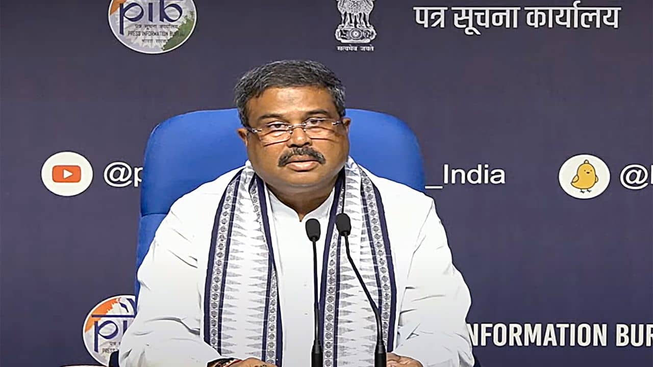 পরীক্ষার কলঙ্ক ঘোচাতে কেন্দ্রের বড় পদক্ষেপ, জালিয়াতি রুখতে কী কাজ করবে কমিটি, বোঝালেন শিক্ষামন্ত্রী