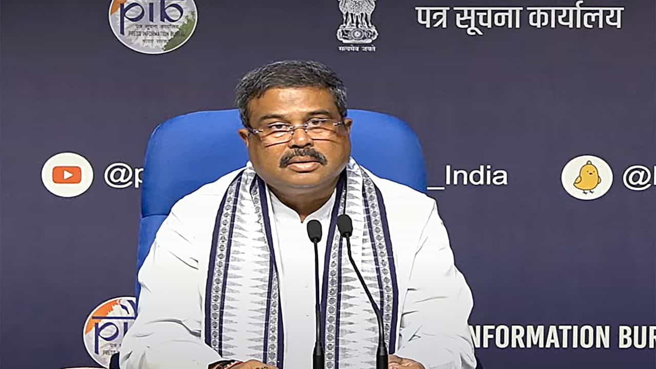 পরীক্ষার 'কলঙ্ক' ঘোচাতে কেন্দ্রের বড় পদক্ষেপ, জালিয়াতি রুখতে কী কাজ করবে কমিটি, বোঝালেন শিক্ষামন্ত্রী পরীক্ষার 'কলঙ্ক' ঘোচাতে কেন্দ্রের বড় পদক্ষেপ, জালিয়াতি রুখতে কী কাজ করবে কমিটি, বোঝালেন শিক্ষামন্ত্রী