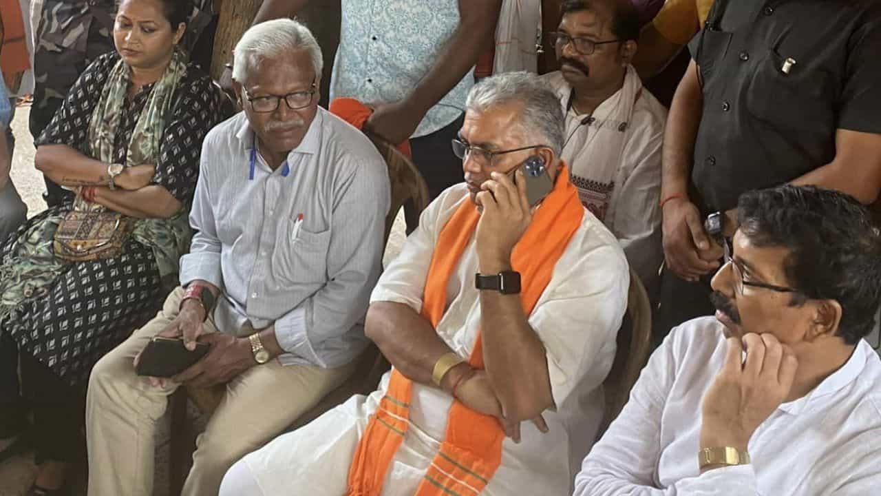 Dilip Ghosh: বহুদিন পর আবার মেদিনীপুরে ফিরলেন দিলীপ, বসলেন পুরনো কর্মীদের সঙ্গে Dilip Ghosh: বহুদিন পর আবার মেদিনীপুরে ফিরলেন দিলীপ, বসলেন পুরনো কর্মীদের সঙ্গে
