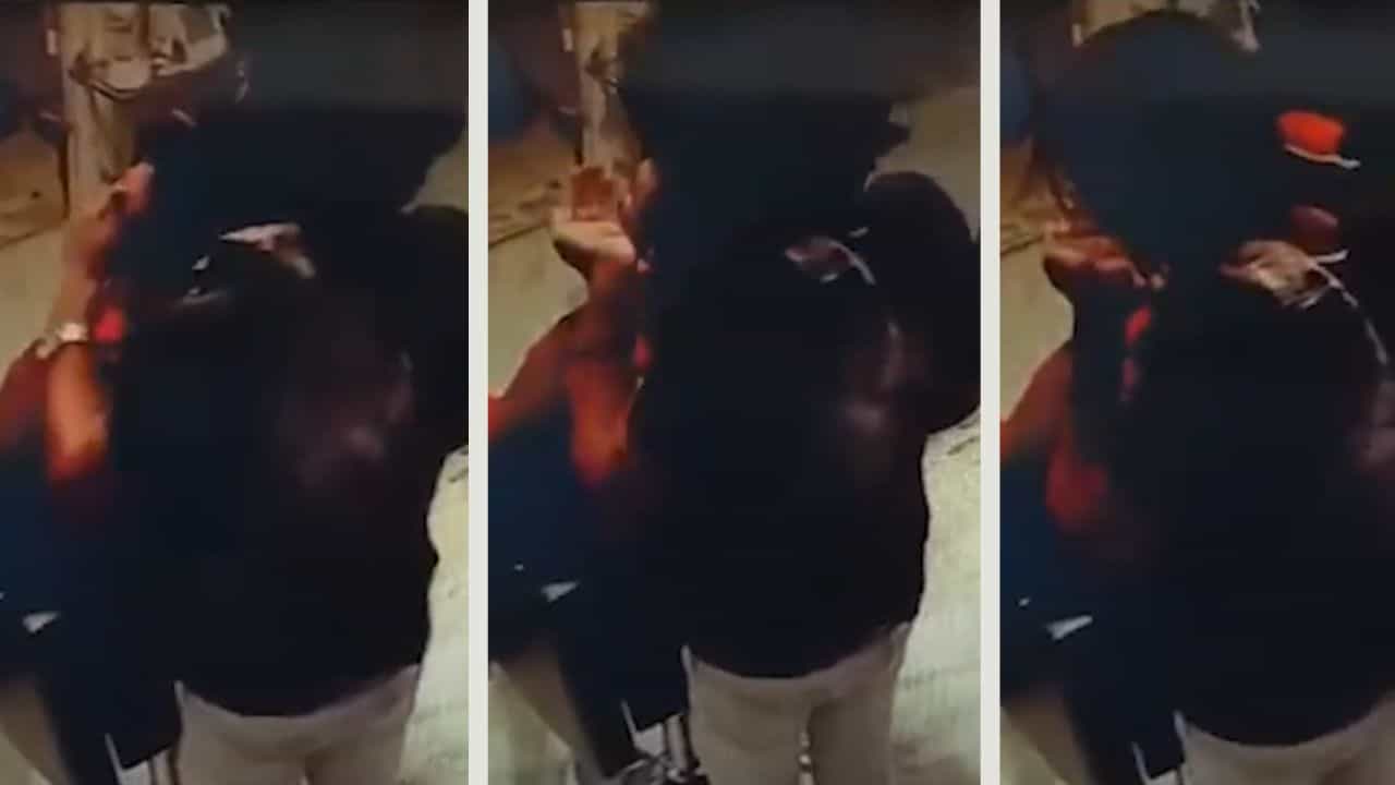 VIDEO: চোখ বুজে আরাম নিচ্ছেন কাস্টমার, থুতু দিয়ে 'ফেস ম্যাসাজ' করছেন বিউটিশিয়ান! VIDEO: চোখ বুজে আরাম নিচ্ছেন কাস্টমার, থুতু দিয়ে 'ফেস ম্যাসাজ' করছেন বিউটিশিয়ান!