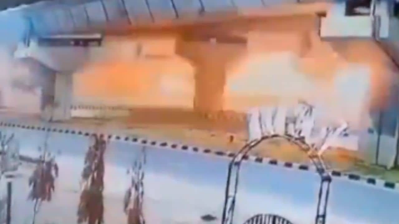 হাওয়ায় উড়ল হাত-পা, কারখানায় পরপর বিস্ফোরণে জ্বলে উঠল গোটা এলাকাই! ভিডিয়ো দেখলে গায়ে কাঁটা দেবে