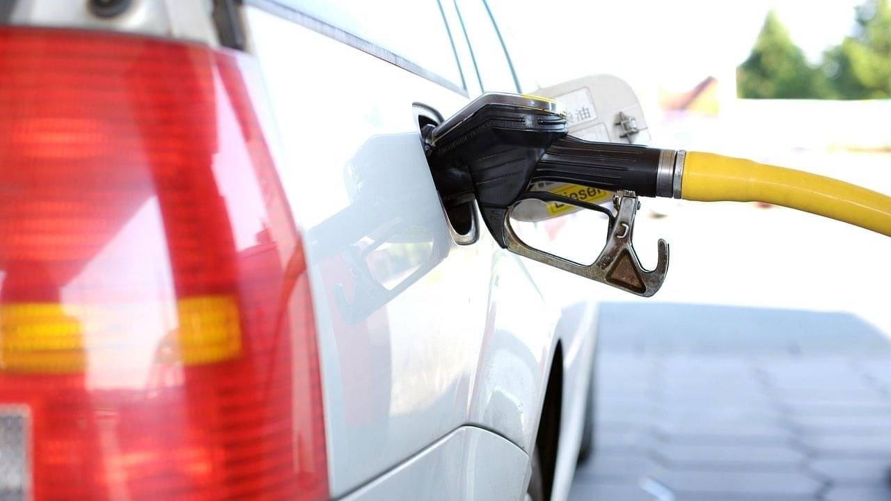 Fuel Price Cut: বাজেটের আগেই দারুণ সুখবর, কমল পেট্রোল-ডিজেলের দাম