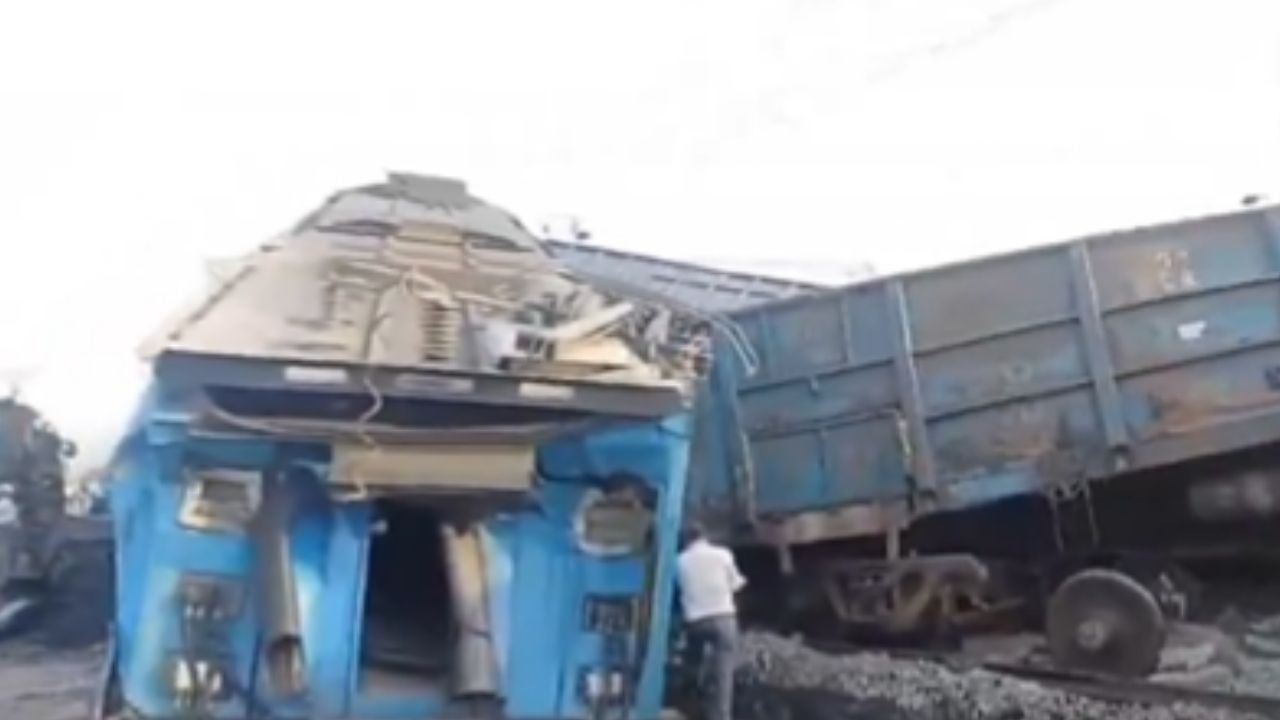 ভেঙে বেরিয়ে গেল চাকা, কামরার ছাদে উঠল ইঞ্জিন, সাতসকালেই বীভৎস রেল