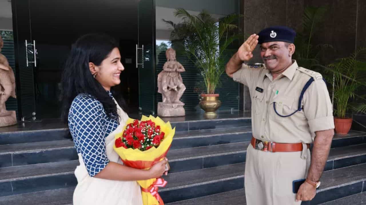 IAS কন্যাকে স্যালুট পুলিশ বাবার, 'এর থেকে গর্বের আর কী হতে পারে', আবেগে ভাসল নেটপাড়া IAS কন্যাকে স্যালুট পুলিশ বাবার, 'এর থেকে গর্বের আর কী হতে পারে', আবেগে ভাসল নেটপাড়া
