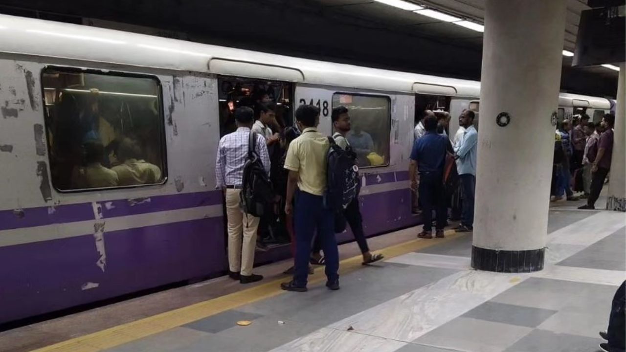 Kolkata Metro: দিনে ৩ লাখ টাকারও বেশি 'লস'! তবু শহরবাসীকে নৈশ-পরিষেবা দিচ্ছে মেট্রো Kolkata Metro: দিনে ৩ লাখ টাকারও বেশি 'লস'! তবু শহরবাসীকে নৈশ-পরিষেবা দিচ্ছে মেট্রো