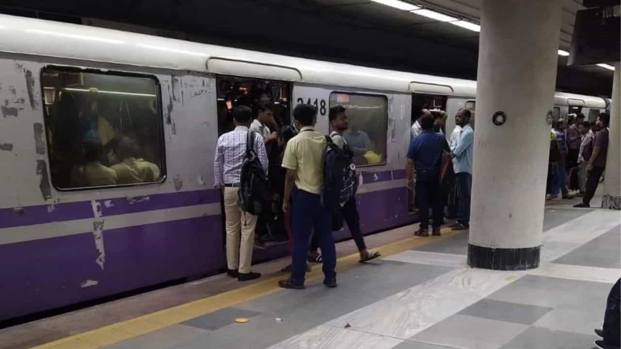 Kolkata Metro: দিনে ৩ লাখ টাকারও বেশি 'লস'! তবু শহরবাসীকে নৈশ-পরিষেবা দিচ্ছে মেট্রো Kolkata Metro: দিনে ৩ লাখ টাকারও বেশি 'লস'! তবু শহরবাসীকে নৈশ-পরিষেবা দিচ্ছে মেট্রো