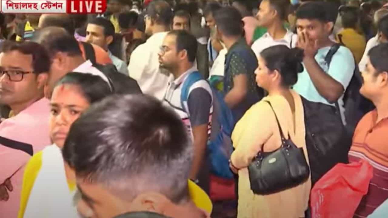 Local Train Cancel: শিয়ালদহের বদলে দমদম থেকে ছাড়ছে এই লোকাল ট্রেনগুলি, দেখে নিন সম্পূর্ণ তালিকা Local Train Cancel: শিয়ালদহের বদলে দমদম থেকে ছাড়ছে এই লোকাল ট্রেনগুলি, দেখে নিন সম্পূর্ণ তালিকা