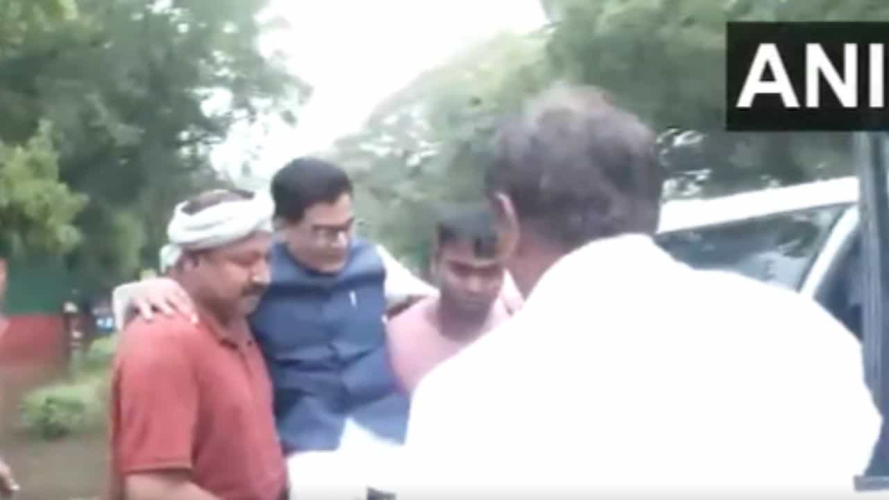 বাড়ির সামনে জমে জল, পা দেবে না বলে কোলে উঠলেন সাংসদ, দেখুন ভিডিয়ো বাড়ির সামনে জমে জল, পা দেবে না বলে কোলে উঠলেন সাংসদ, দেখুন ভিডিয়ো