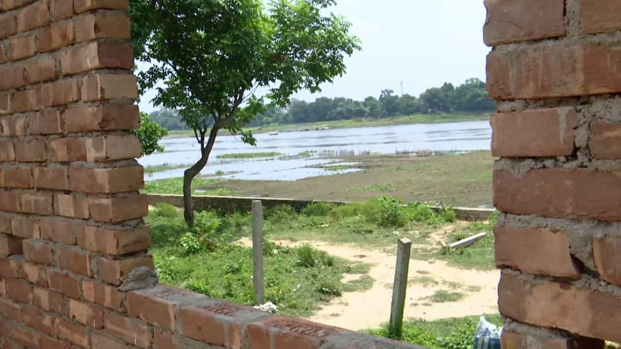 Malda: নদীর জমি দখল করে গজিয়ে উঠছে ঘর-বাড়ি! মারাত্মক অভিযোগ তৃণমূল নেতার Malda: নদীর জমি দখল করে গজিয়ে উঠছে ঘর-বাড়ি! মারাত্মক অভিযোগ তৃণমূল নেতার