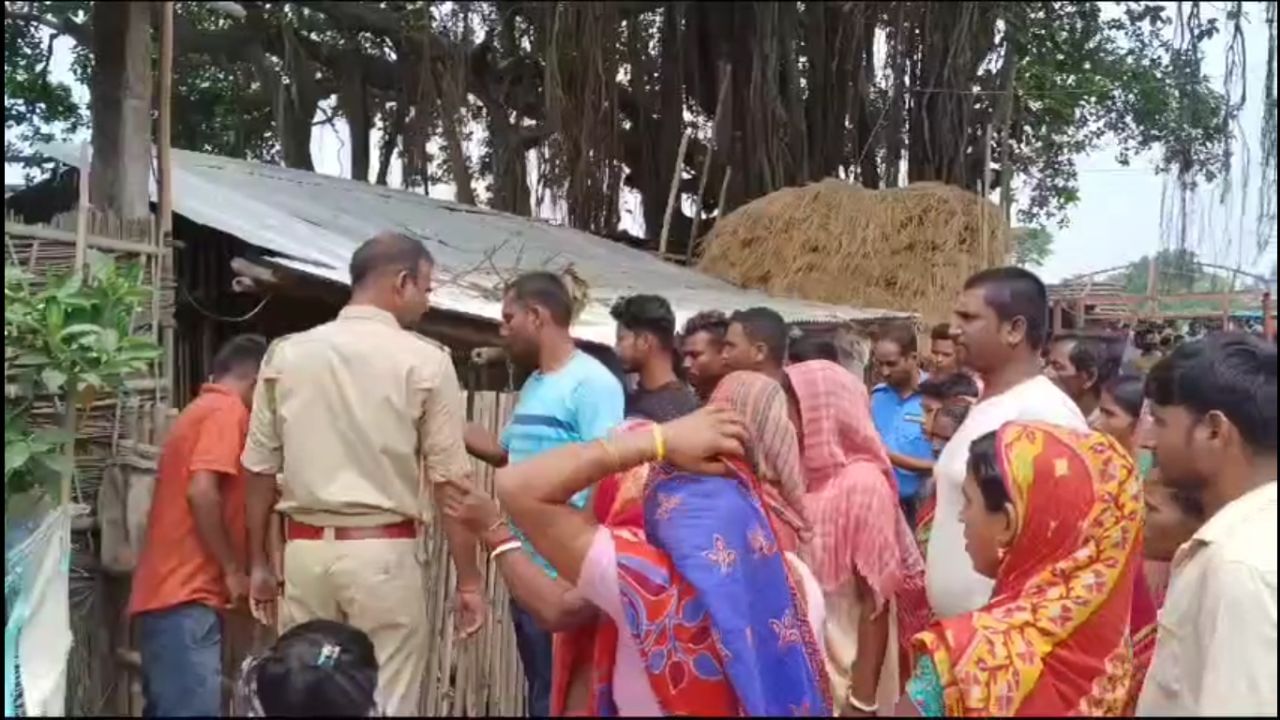 Malda: সন্ধে নামতেই বাইরের পুরুষদের আনাগোনা, ঘুপচি ঘরের আড়ালেই এইসব কারবার! Malda: সন্ধে নামতেই বাইরের পুরুষদের আনাগোনা, ঘুপচি ঘরের আড়ালেই এইসব কারবার!