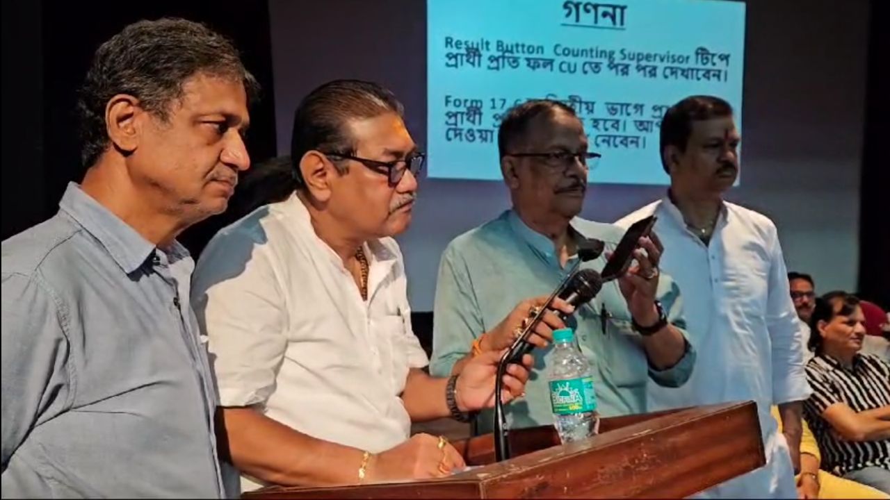 TMC in Asansol: বৈঠকের মাঝেই মমতার ফোন, জেলা সভাপতি বললেন 'জিতব দিদি, জিতব...' TMC in Asansol: বৈঠকের মাঝেই মমতার ফোন, জেলা সভাপতি বললেন 'জিতব দিদি, জিতব...'