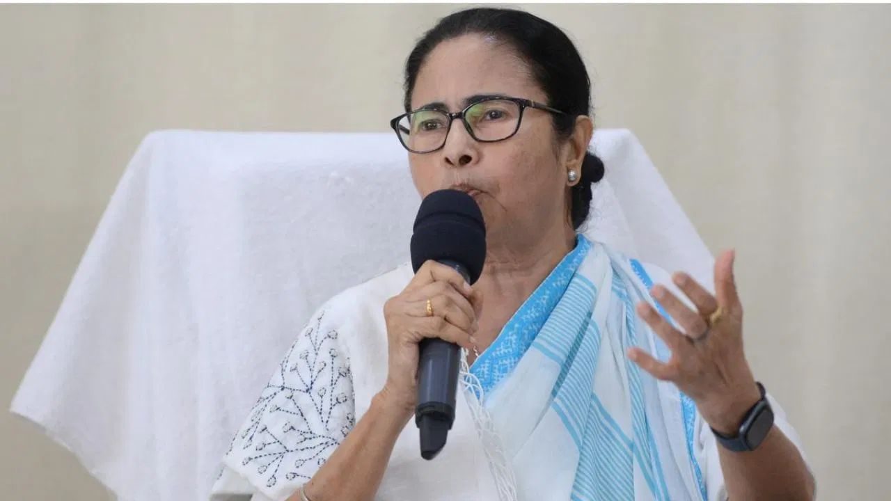 Mamata Banerjee: ভোটের সময় কীভাবে রাজ্যে টাকা ঢুকল? মমতার প্রশ্নের মুখে এডিজি আইনশৃঙ্খলা