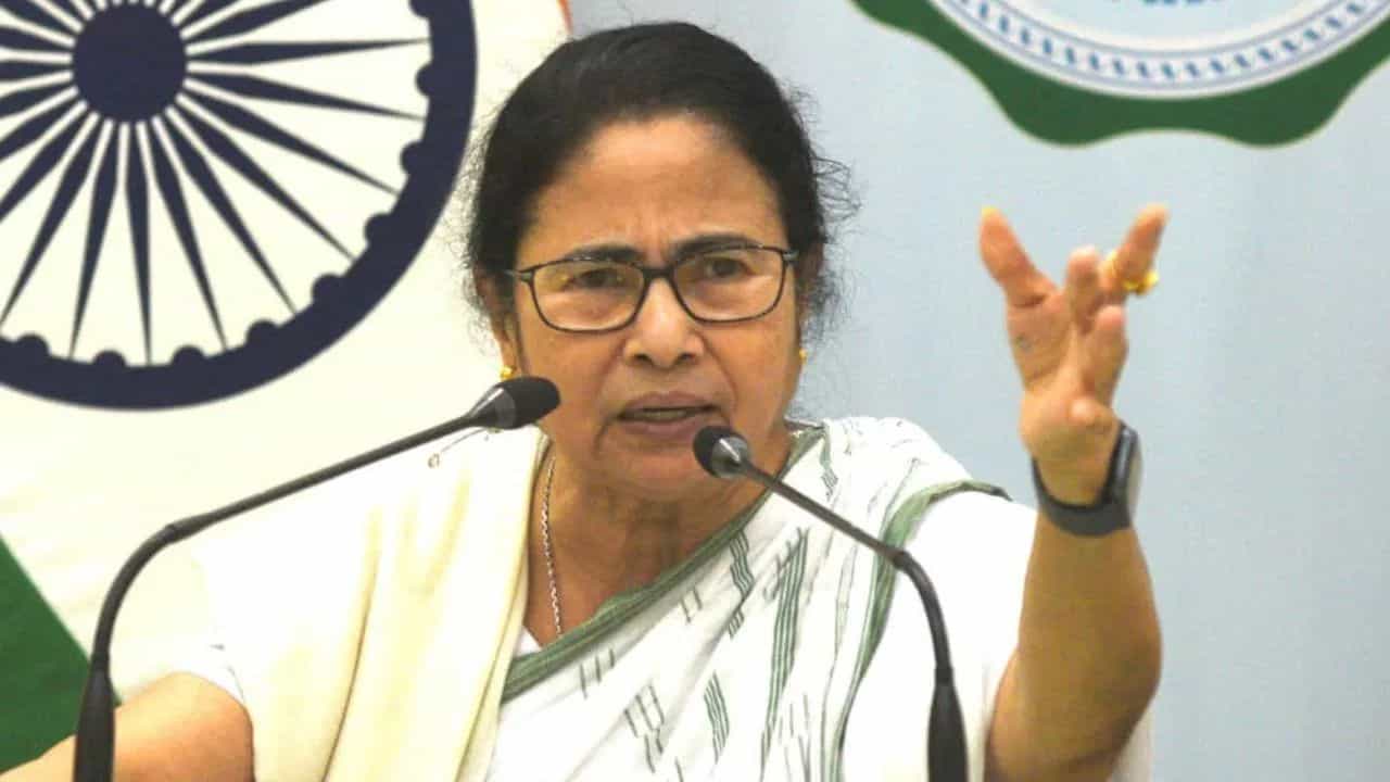 Mamata Banerjee: 'কেউ কেউ টাকা খাচ্ছেন', নবান্নের বৈঠকে 'কাটমানি' ইস্যুতে ক্ষুব্ধ মমতা: সূত্র Mamata Banerjee: 'কেউ কেউ টাকা খাচ্ছেন', নবান্নের বৈঠকে 'কাটমানি' ইস্যুতে ক্ষুব্ধ মমতা: সূত্র