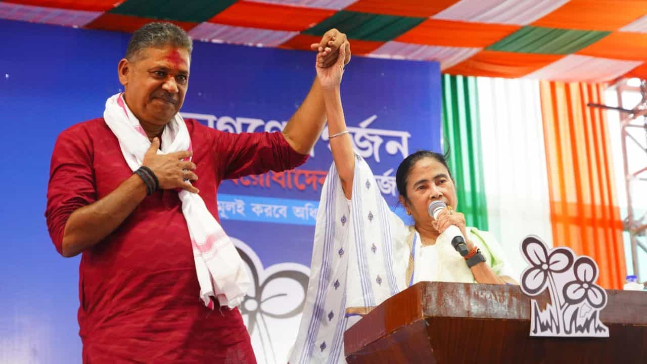 Mamata Banerjee Meeting: বাংলার 'আইডেন্টিটি' নিয়ে চিন্তায় মমতা, বিরোধীরা মনে করাচ্ছে 'বহিরাগত' প্রার্থীদের কথা Mamata Banerjee Meeting: বাংলার 'আইডেন্টিটি' নিয়ে চিন্তায় মমতা, বিরোধীরা মনে করাচ্ছে 'বহিরাগত' প্রার্থীদের কথা