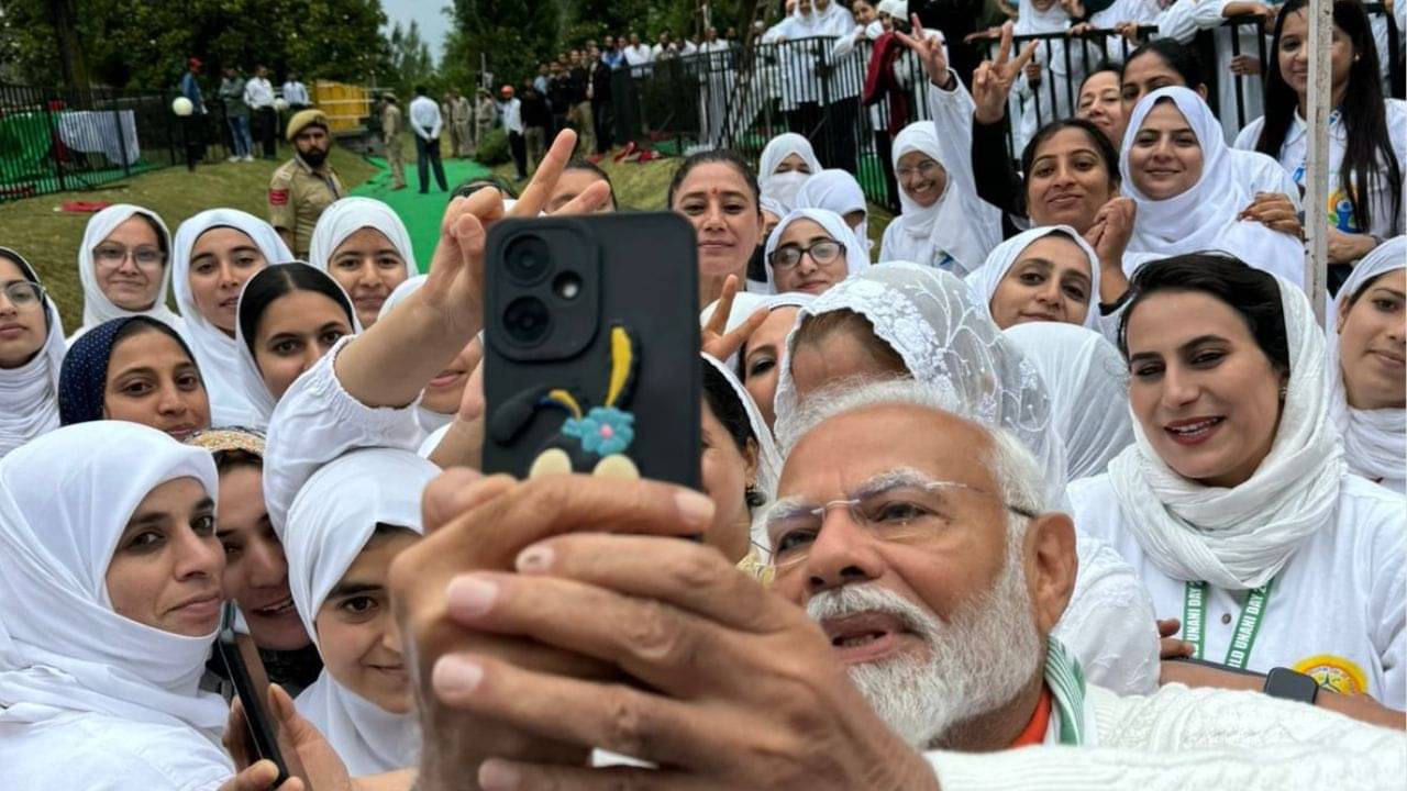 যোগাসনের ফাঁকে কাশ্মীরের কলিদের সঙ্গে সেলফি প্রধানমন্ত্রী মোদীর, দেখুন ছবি