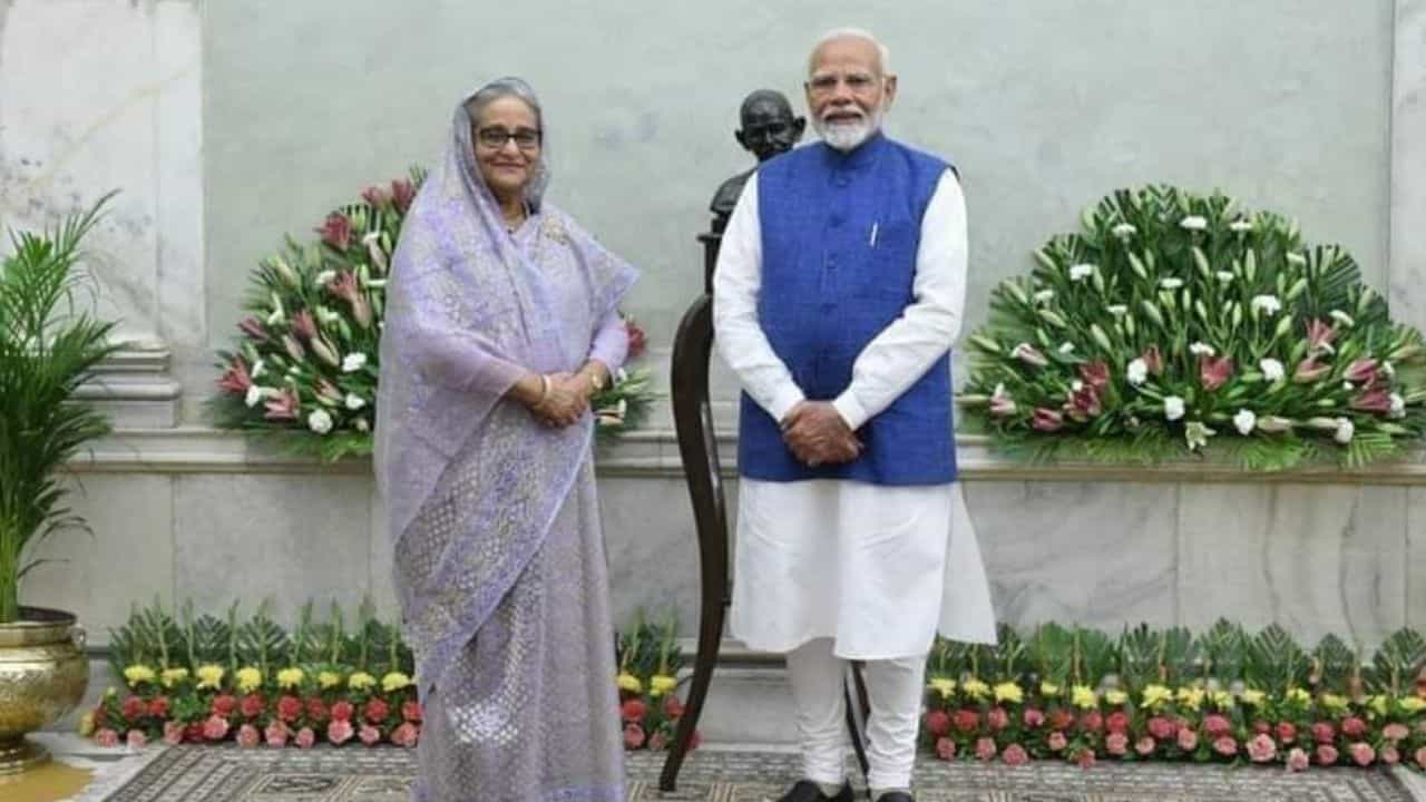 PM Modi-Sheikh Hasina: শপথ গ্রহণের পরই একান্ত বৈঠকে দুই প্রধানমন্ত্রী, মোদীকে বাংলাদেশে আমন্ত্রণ জানালেন হাসিনা PM Modi-Sheikh Hasina: শপথ গ্রহণের পরই একান্ত বৈঠকে দুই প্রধানমন্ত্রী, মোদীকে বাংলাদেশে আমন্ত্রণ জানালেন হাসিনা