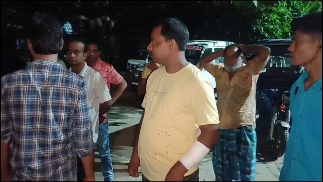 Murshidabad: অন্ধকার মাঠে হেরোইনের নেশা! বাধা দিতেই ভোজালির কোপ সিভিক ভলান্টিয়ারকে Murshidabad: অন্ধকার মাঠে হেরোইনের নেশা! বাধা দিতেই ভোজালির কোপ সিভিক ভলান্টিয়ারকে