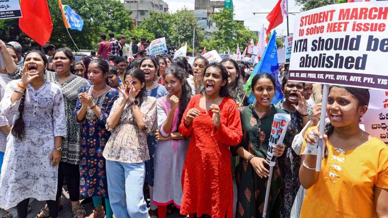 টাকার জোরে সন্তানকে ডাক্তার বানানোর শখ? পার পাচ্ছেন না অভিভাবকরাও, একের পর এক সমন টাকার জোরে সন্তানকে ডাক্তার বানানোর শখ? পার পাচ্ছেন না অভিভাবকরাও, একের পর এক সমন