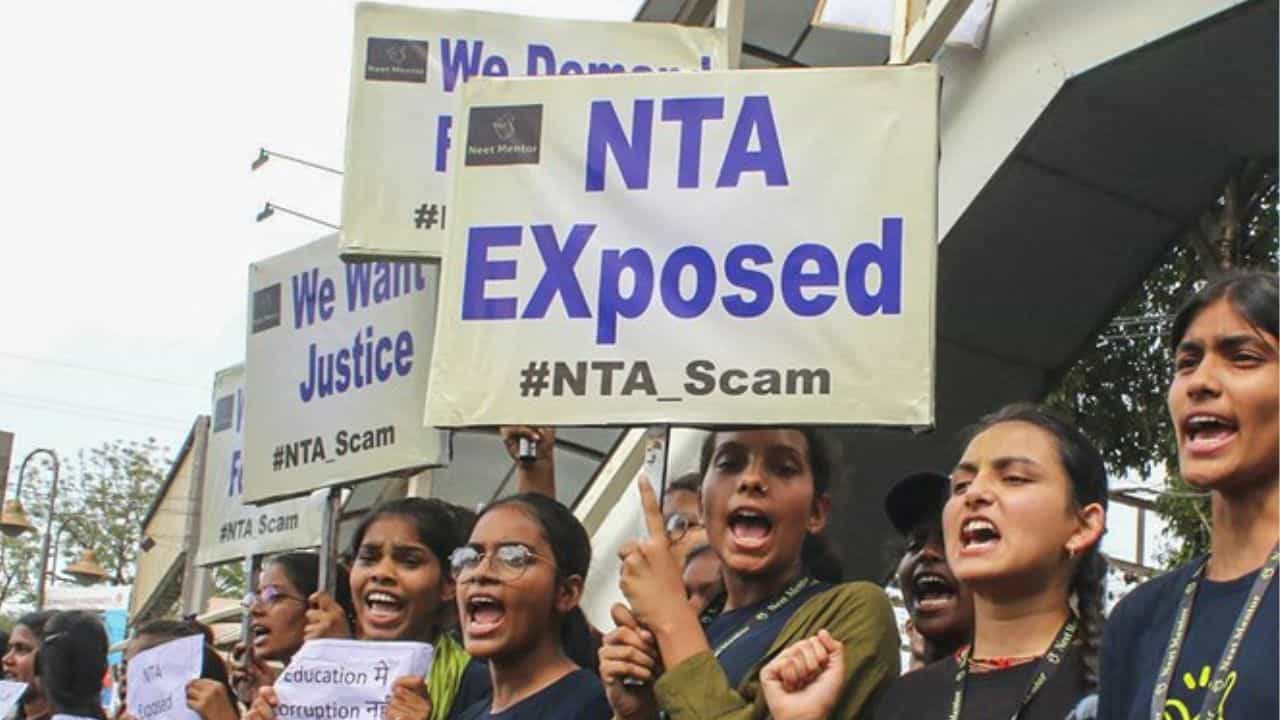 বদলে যাবে NEET-র মেধা তালিকা? নাম বাদ পড়তে পারে একাধিক পড়ুয়ার বদলে যাবে NEET-র মেধা তালিকা? নাম বাদ পড়তে পারে একাধিক পড়ুয়ার