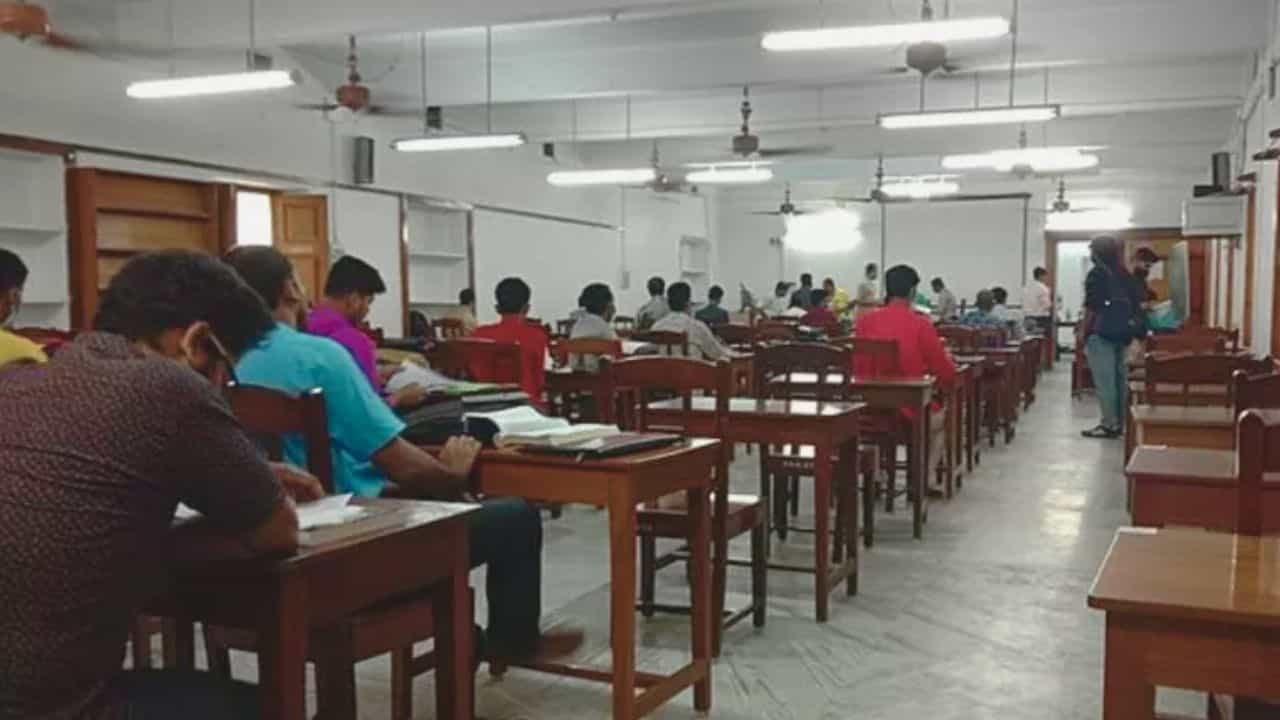'বড্ড কঠিন প্রশ্ন', ফের ফুল মাকর্স পাওয়ার 'দম' ফুরিয়ে গেল NEET টপারদের? 'বড্ড কঠিন প্রশ্ন', ফের ফুল মাকর্স পাওয়ার 'দম' ফুরিয়ে গেল NEET টপারদের?