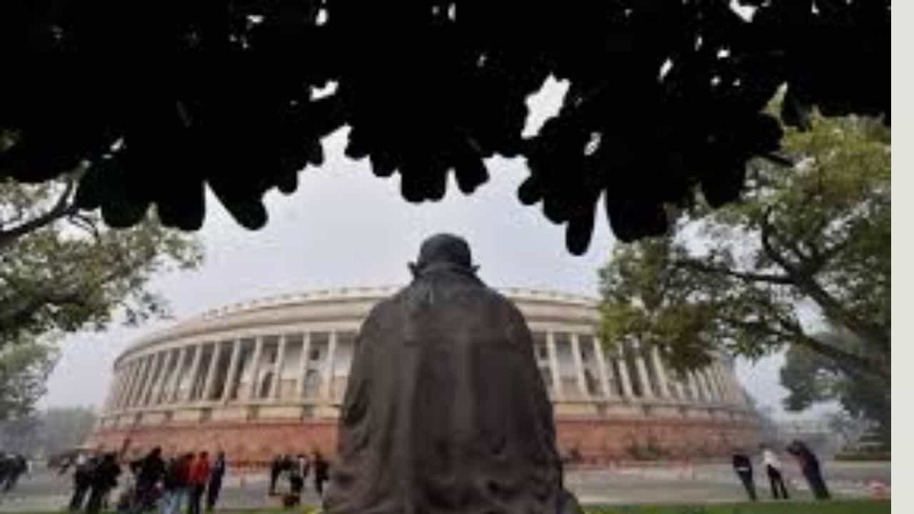 Parliament: সংবিধানের কপি নিয়ে সংসদের গেটে দাঁড়াবেন তৃণমূল সাংসদরা, কী হবে আজ? Parliament: সংবিধানের কপি নিয়ে সংসদের গেটে দাঁড়াবেন তৃণমূল সাংসদরা, কী হবে আজ?